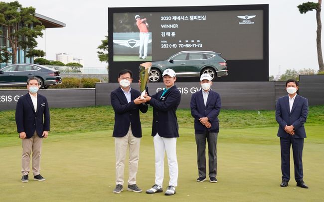 장재훈 제네시스 사업본부장(부사장), 이원희 현대차 사장, 우승자 김태훈 선수, 구자철 한국프로골프협회 회장, 김종안 잭니클라우스 골프클럽 코리아 대표이사(왼쪽부터)가 시상식을 갖고 있다. 
