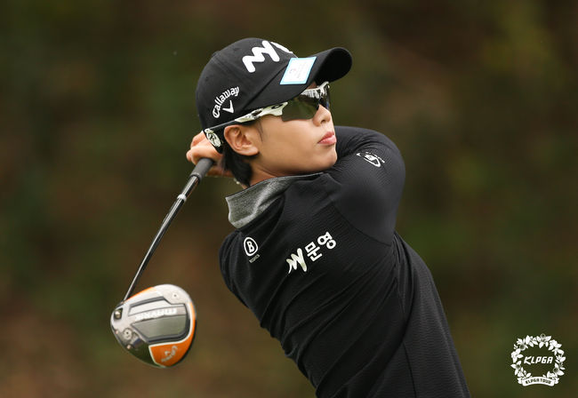 안나린이 4번홀에서 드라이버 티샷을 날리고 있다. /KLPGA 제공. 