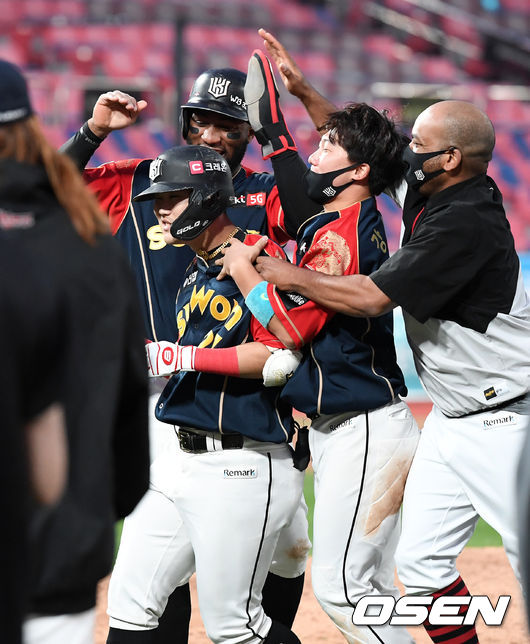 KT는 11일 수원 KT위즈파크에서 열린 ‘2020 신한은행 SOL KBO리그’ 두산 베어스와 팀 간 15차전에서 5-4로 승리했다. KT는 2연패에서 벗어나며 시즌 전적 73승 1무 56패를 기록했다. 2위 LG가 승리하면서 3위 자리를 유지했다. 두산은 4연승에 실패하며 시즌 전적 70승 4무 57패가 됐다.10회말 2사 만루에서 KT 배정대가 끝내기 안타를 치고 동료들의 축라를 받고 있다./sunday@osen.co.kr