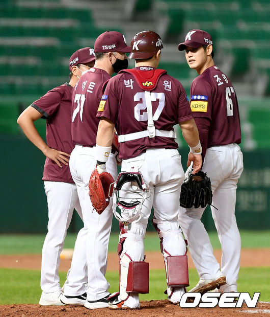 키움 선발 조영건이 교체되고 있다./ksl0919@osne.co.kr