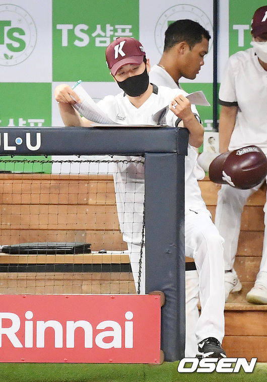 6회말 키움 김창현 감독대행이 덕아웃에서 자료를 살펴보고 있다./rumi@osen.co.kr