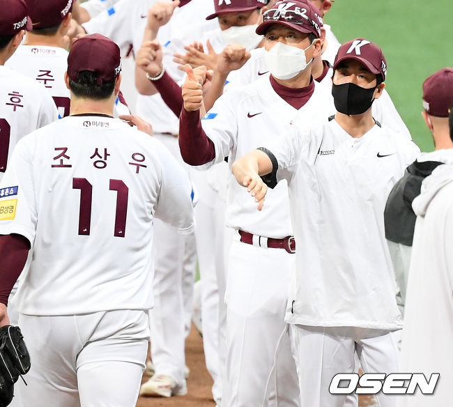 경기를 마치고 키움 김창현 감독대행이 키움 조상우를 격려하고 있다. /rumi@osen.co.kr