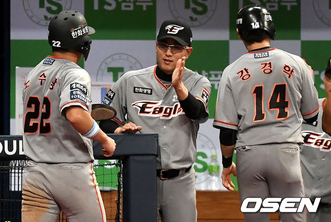 노수광과 강경학이 최원호 감독대행과 하이파이브를 나누고 있다. / dreamer@osen.co.kr