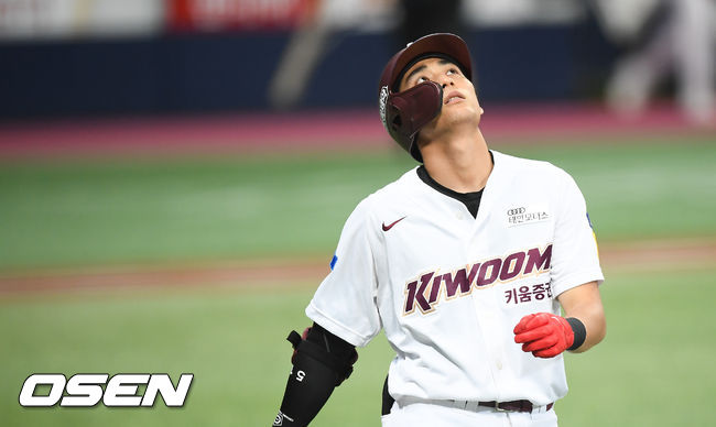 이정후가 외야뜬공을 날린뒤 아쉬워하고 있다. /soul1014@osen.co.kr