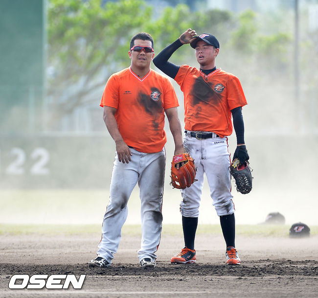 2014년 한화 마무리캠프 때 정근우와 수비 훈련을 하던 이도윤(오른쪽) /rumi@osen.co.kr