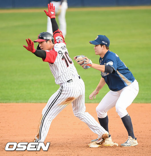 8회말 1사 1,2루 LG 오지환이 1타점 적시 2루타를 날리고 타임을 요청하고 있다. 오지환은 이 안타로 KBO 통산 72번째 1200안타를 달성했다.  /  soul1014@osen.co.kr