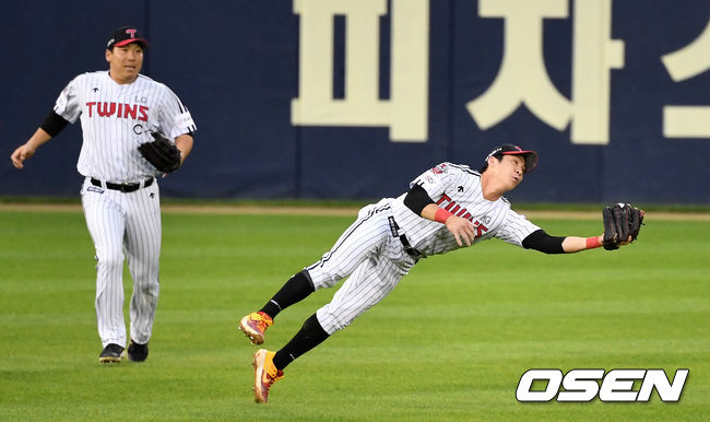3회초 2사 1, 3루 상황 KT 유한준의 뜬 공 타구를 LG 유격수 오지환이 몸을 날려 잡아내고 있다. / dreamer@osen.co.kr