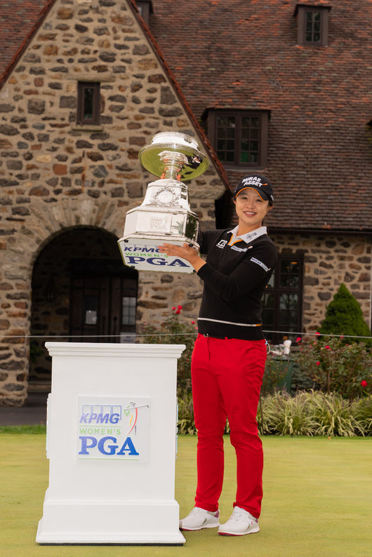 김세영이 KPMG 여자 PGA 챔피언십 우승 트로피 옆에서 포즈를 취했다. /Darren Carroll/PGA of America 제공. 