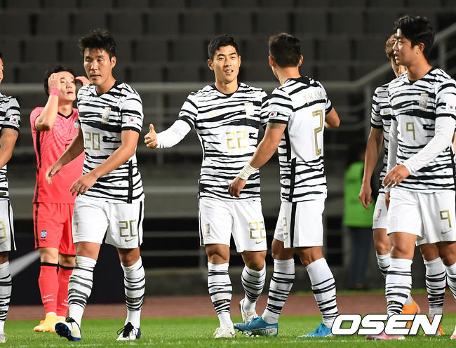 12일 오후 고양종합운동장에서 ‘2020 하나은행컵 축구국가대표팀 vs 올림픽대표팀 친선경기’ 2차전이 열렸다.후반 국가대표팀 이주용이 두번째 골을 성공시키고 동료들과 환호하고 있다./sunday@osen.co.kr