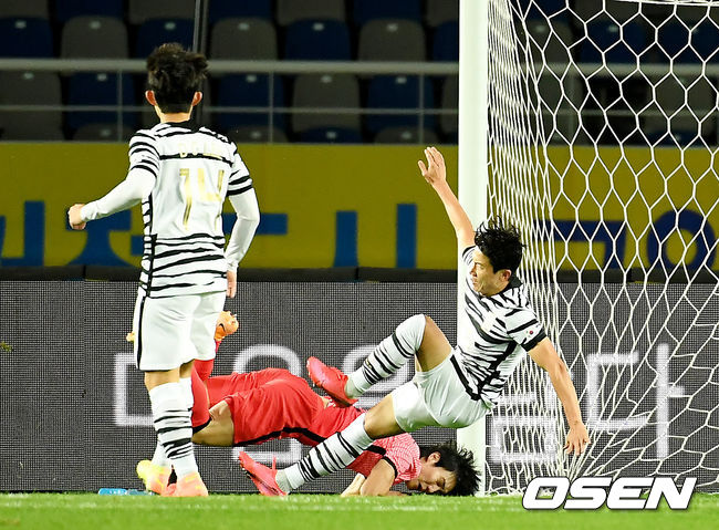 전반 올림픽대표팀 이유현과 축구대표팀 김인성이 충돌해 넘어지고 있다./youngrae@osen.co.kr 