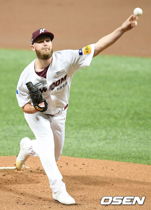 1회초 무사 키움 요키시가 역투하고 있다. /youngrae@osen.co.kr 