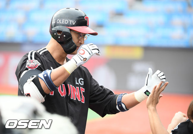 3일 오후 경기도 수원시 수원KT위즈파크에서 KBO리그 KT 위즈와 LG 트윈스의 더블헤더 1차전이 진행됐다.5회초 1사 만루 LG 대타 박용택이 동점 2타점 적시타를 날린뒤 교체되고 있다. 이 안타로 박용택은 KBO 최초 2500안타에 안타 한개를 남겨 놓고 있다. / soul1014@osen.co.kr