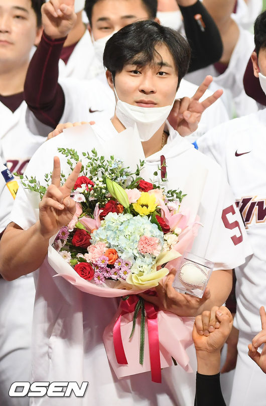 경기종료 후 20홈런-20도루 달성한 김하성이 포즈를 취하고 있다 / soul1014@osen.co.kr