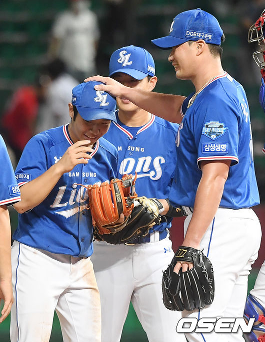 삼성이 외국인 에이스를 앞세워 SK전 5연승을 질주했다. 삼성은 7일 인천 SK행복드림구장에서 열린 SK와의 원정 경기에서 선발 데이비드 뷰캐넌의 완벽투를 앞세워 2-0으로 승리했다. 뷰캐넌은 시즌 9승째를 거두며 지난달 19일 대구 롯데전 이후 3연패 사슬을 끊었다. KBO리그 최단신 선수 김지찬은 데뷔 첫 홈런을 터뜨렸다. 반면 SK는 지난달 28일 문학 LG전 이후 8연패 수렁에 빠졌다. 승리를 거둔 삼성 오승환이 호수비를 선보인 김지찬과 기뻐하고 있다. /youngrae@osen.co.kr
