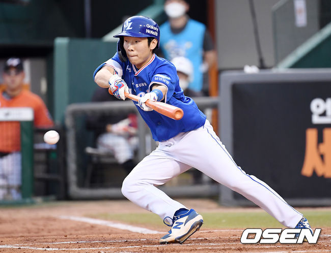 14일 오후 대전 한화생명이글스파크에서 '2020 신한은행 SOL KBO리그' 한화 이글스와 삼성 라이온즈의 경기가 열렸다.2회초 무사 1,3루 삼성 김지찬이 기습 번트를 시도하고 있다. /youngrae@osen.co.kr