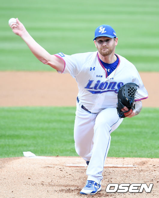 30일 오후 대구삼성라이온즈파크에서 ‘2020 신한은행 SOL KBO 리그’ 삼성 라이온즈와 KT 위즈의 경기가 열렸다.1회초 삼성 선발 라이블리가 마운드에 올라 힘차게 공을 뿌리고 있다./ksl0919@osen.co.kr