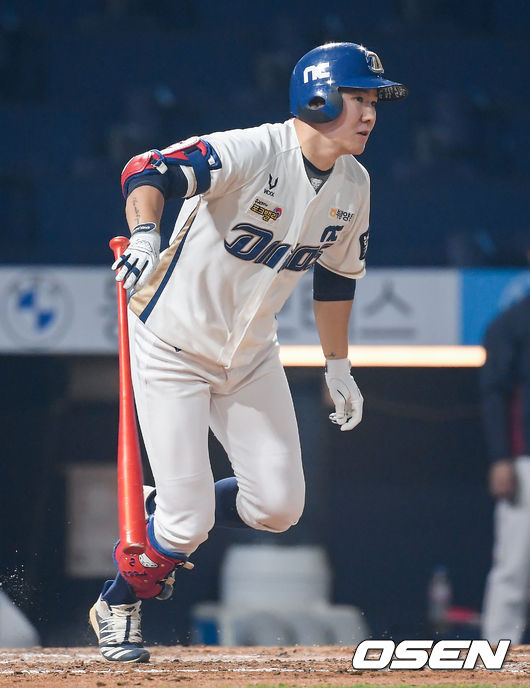 8일 오후 창원시 마산회원구 창원NC파크에서 KBO리그 NC 다이노스와 롯데자이언츠의 경기가 진행됐다.3회말 무사 1루 NC 박민우가 안타를 날리고 있다. 박민우는 이 안타로 KBO 역대 33번째 7년 연속 100안타 기록을 달성했다./ soul1014@osen.co.kr