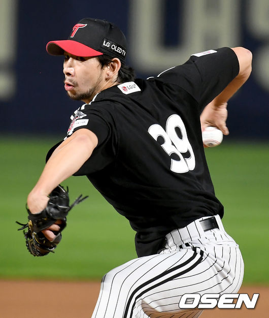 25일 창원NC파크에서 ‘2020 신한은행 SOL KBO리그’ NC 다이노스와 LG 트윈스의 경기가 열렸다. 6회말 LG 류원석이 마운드에 올라 힘차게 공을 뿌리고 있다./ksl0919@osen.co.kr