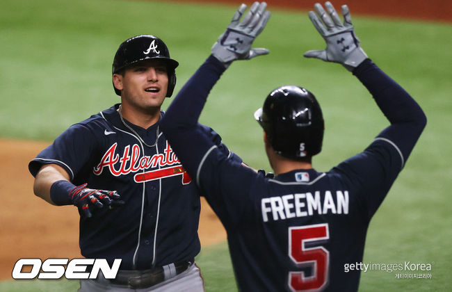 [사진] 9회 결승 홈런을 친 애틀랜타 오스틴 라일리와 프레디 프리먼이 기뻐하고 있다. /ⓒGettyimages(무단전재 및 재배포 금지)
