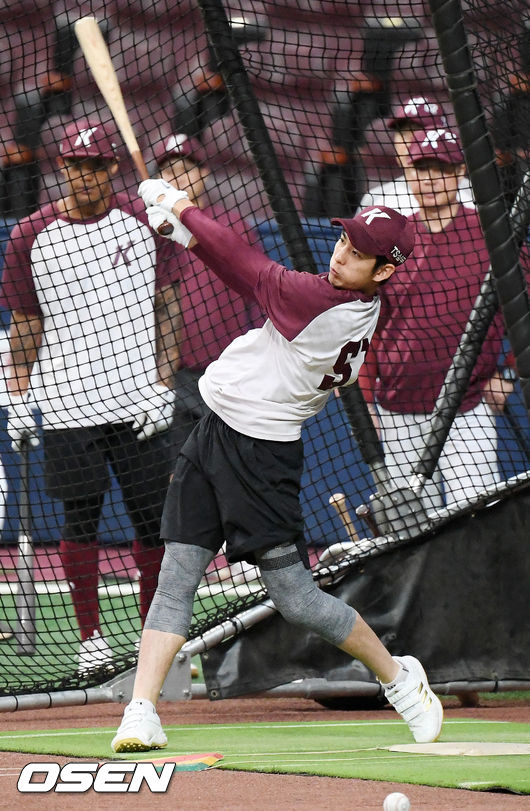 이 날 키움 갑자기 손혁 감독이 자진 사퇴를 한 가운데 키움 이정후가 그라운드 위에서 타격 연습을 하고 있다. /rumi@osen.co.kr
