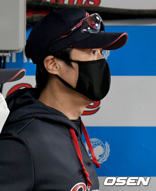 8일 오후 부산 사직야구장에서 ‘2020 신한은행 SOL KBO리그’ 롯데 자이언츠와 KT 위즈의 경기가 열렸다.7회말 롯데 허문회 감독이 그라운드를 바라보고 있다./ksl0919@osen.co.kr