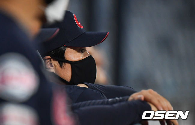 1회말 10실점 허용한 롯데 허문회 감독이 생각에 잠겨 있다./ soul1014@osen.co.kr