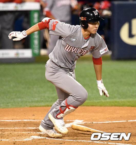 3회초 무사 선두타자로 나선 SK 박성한이 안타를 날리고 있다. / dreamer@osen.co.kr