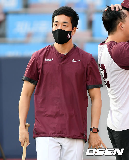 13일 오후 KT위즈파크에서 ‘2020 신한은행 SOL KBO리그’ KT 위즈와 키움 히어로즈의 경기가 열린다.KBO는 오늘 13일 경기부터 관중 입장을 재개한다. 정부가 최대 30%까지 관중 입장을 허용했지만, KBO는 방역지침 준수 하에 관람 질서가 안정적으로 유지 될 때까지 우선 지난 8월과 동일한 수준에서 각 구장별로 20%대 초중반 규모로 관람석을 운영한다.경기에 앞서 키움 김창현 감독대행이 훈련 중인 선수들을 지켜보고 있다. /cej@osen.co.kr