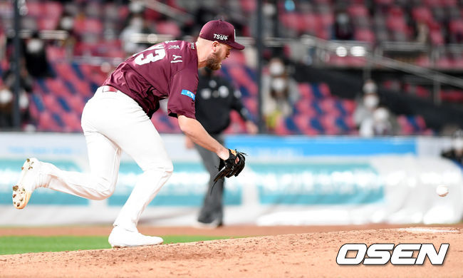 2회말 무사 1루 키움 선발 요키시가 KT 김민혁 타석 때 포구 실책을 범하며 출루를 허용하고 있다. /cej@osen.co.kr