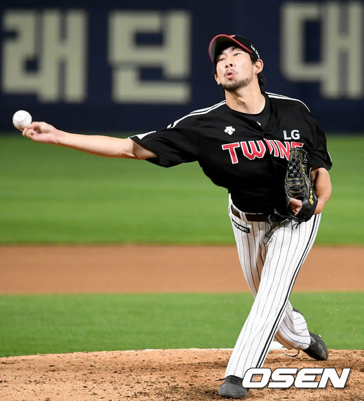 25일 창원NC파크에서 ‘2020 신한은행 SOL KBO리그’ NC 다이노스와 LG 트윈스의 경기가 열렸다. 6회말 LG 류원석이 마운드에 올라 힘차게 공을 뿌리고 있다./ksl0919@osen.co.kr