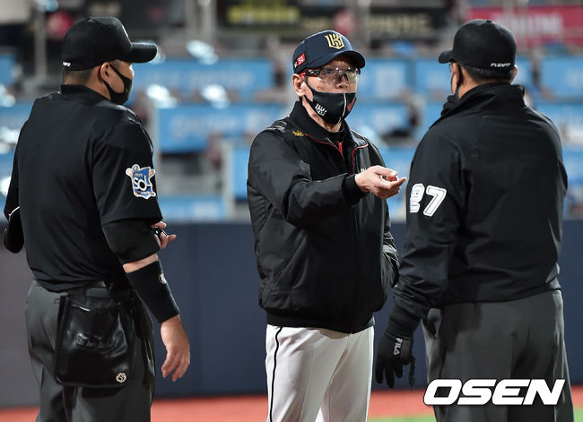 13일 오후 KT위즈파크에서 ‘2020 신한은행 SOL KBO리그’ KT 위즈와 키움 히어로즈의 경기가 열렸다.5회초 무사 2,3루 KT 이강철 감독이 키움 박동원의 2루타 관련 비디오 판독 후, 1루 베이스를 밟지 않고 2루를 간 것에 대해 항의하고 있다. 박동원은 2루타로 인정. /cej@osen.co.kr
