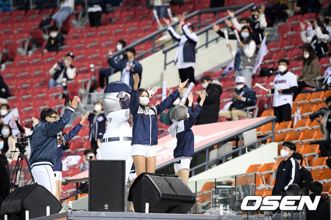 두산 치어리더들이 팬들과 함께 응원을 하고 있다./ rumi@osen.co.kr