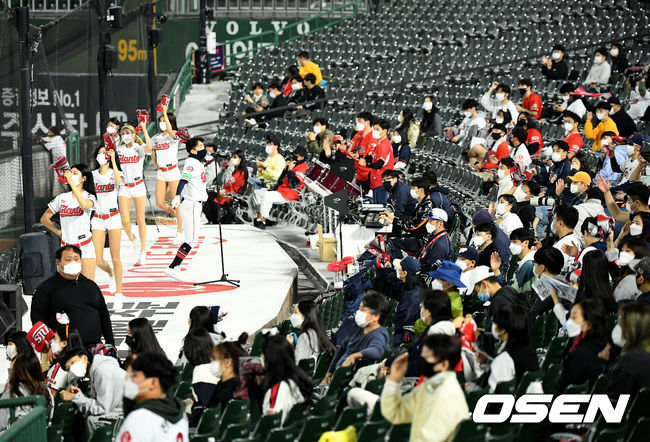 13일 오후 부산 사직야구장에서 ‘2020 신한은행 SOL KBO리그’ 롯데 자이언츠와 LG 트윈스의 경기가 열렸다.야구팬들이 관중석에서 열띤 응원을 펼치고 있다./ksl0919@osen.co.kr