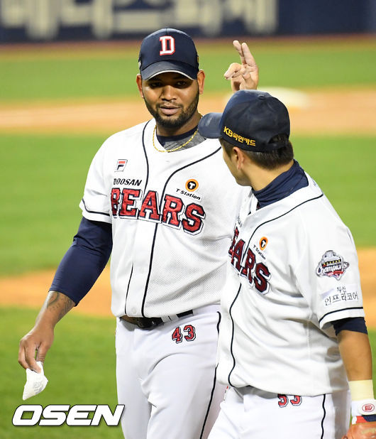 4회초를 마친 두산 선발 알칸타라가 덕아웃으로 들어오며 기뻐하고 있다./ rumi@osen.co.kr