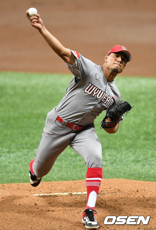 1회말 키움 선발 핀토가 힘차게 공을 뿌리고 있다.  / dreamer@osen.co.kr