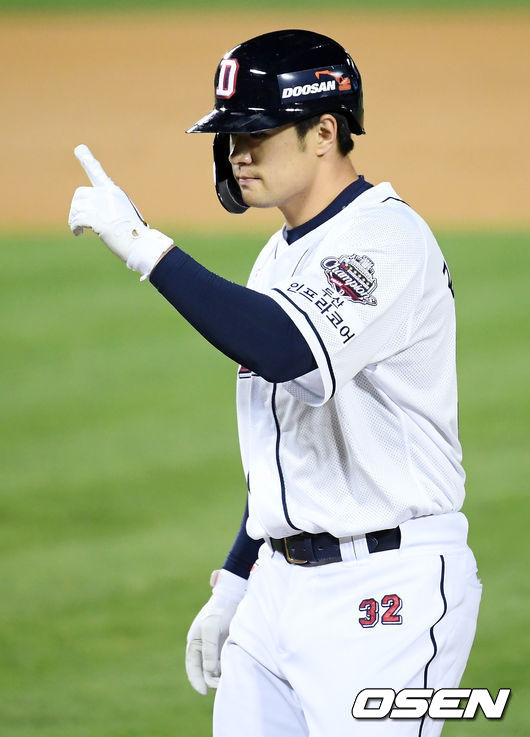 1회말 2사 주자 2루 두산 김재환이 좌중간 선취 1타점 적시타를 날린 후 1루에서 기뻐하고 있다./ rumi@osen.co.kr