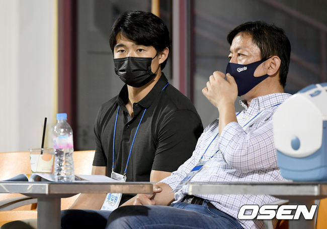 22일 오후 서울 양천구 목동야구장에서 '제74회 황금사자기 전국고교야구대회 겸 주말리그 왕중왕전' 결승전이 열렸다. 롯데 이석환 사장(오른쪽)과 성민규 단장이 경기를 지켜보고 있다./ksl0919@osen.co.kr