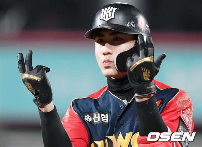 13일 오후 KT위즈파크에서 ‘2020 신한은행 SOL KBO리그’ KT 위즈와 키움 히어로즈의 경기가 열렸다.7회말 1사 2루 KT 심우준이 달아나는 좌전 1타점 적시타를 때려낸 뒤 세리머니를 하고 있다. /cej@osen.co.kr