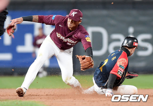7회말 2사 1루 KT 심우준이 2루 도루에 성공하고 있다. 키움 2루수는 러셀. /cej@osen.co.kr