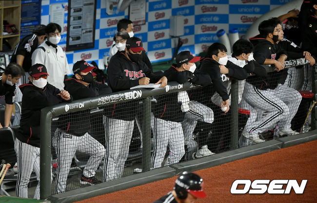 LG는 13일 롯데에 대패하며 6연승이 중단됐다. 9회초 LG 코치진을 비롯한 선수들이 그라운드를 바라보고 있다. /ksl0919@osen.co.kr
