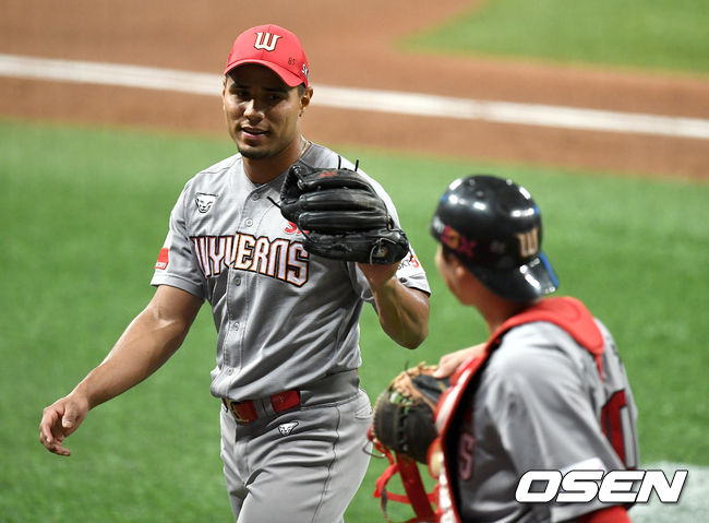 25일 오후 서울 고척스카이돔에서 ‘2020 신한은행 SOL KBO리그’ 키움 히어로즈와 SK 와이번스의 경기가 열렸다.6회말 키움 공격을 삼자범퇴로 막아낸 SK 선발 핀토가 더그아웃으로 향하며 포수 이흥련과 있다. / dreamer@osen.co.kr