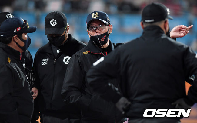 13일 오후 KT위즈파크에서 ‘2020 신한은행 SOL KBO리그’ KT 위즈와 키움 히어로즈의 경기가 열렸다.5회초 무사 1루 KT 이강철 감독이 키움 박동원의 2루타 관련 비디오 판독 후, 타구가 단타여야 한다고 항의하고 있다. 박동원은 2루타로 인정. 이강철 감독은 비디오 판독에 대한 항의로 퇴장됐다. /cej@osen.co.kr