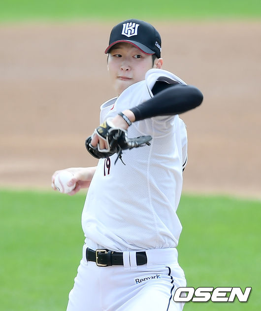 1회초 KT 선발 배제성이 마운등에 올라 힘차게 공을 뿌리고 있다./ksl0919@osne.co.kr