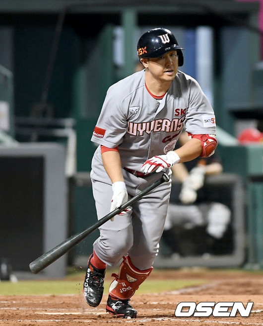 10일 오후 대전 한화이글스파크에서 ‘2020 신한은행 SOL KBO 리그’ 한화 이글스와 SK 와이번스의 경기가 열렸다.5회초 2사 1, 3루 SK 최정이 역전 3점 홈런을 날리고 있다./ksl0919@osne.co.kr