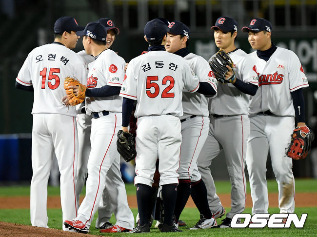 롯데가 화끈한 타격과 상대의 4사구 남발을 놓치지 않고 대승을 일궜다. LG는 6연승이 중단됐다.롯데는 13일 부산 사직구장에서 열린 ‘2020 신한은행 SOL KBO리그’ 정규리그 LG 트윈스와의 14차전 경기에서 17-2로 대승을 거뒀다. 이로써 롯데는 시즌 66승62패 1무를 마크했다. 반면, LG는 6연승이 끊겼다.승리가 확정된 순간 롯데 선수들이 기쁨을 나누고 있다./ksl0919@osen.co.kr