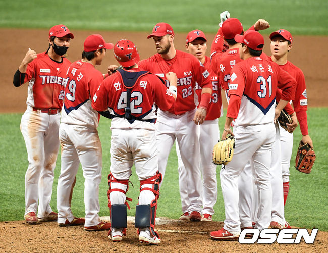 KIA 타이거즈가 두산 베어스와 공동 5위에 올랐다.KIA는 30일 서울 고척스카이돔에서 열린 ‘2020 신한은행 SOL KBO리그’ 키움 히어로즈와의 원정경기에서 3-2로 승리하고 3연승을 질주했다. 두산이 이날 한화 이글스에게 패하면서 KIA는 두산과 공동 5위로 올라섰다. 김태진은 8회 결승타를 포함해 4타수 2안타 1타점 1득점을 활약하며 팀 승리를 이끌었다. 황대인도 멀티히트를 기록했다.승리한 KIA 선수들이 마운드에 인사를 나누고 있다. / dreamer@osen.co.kr