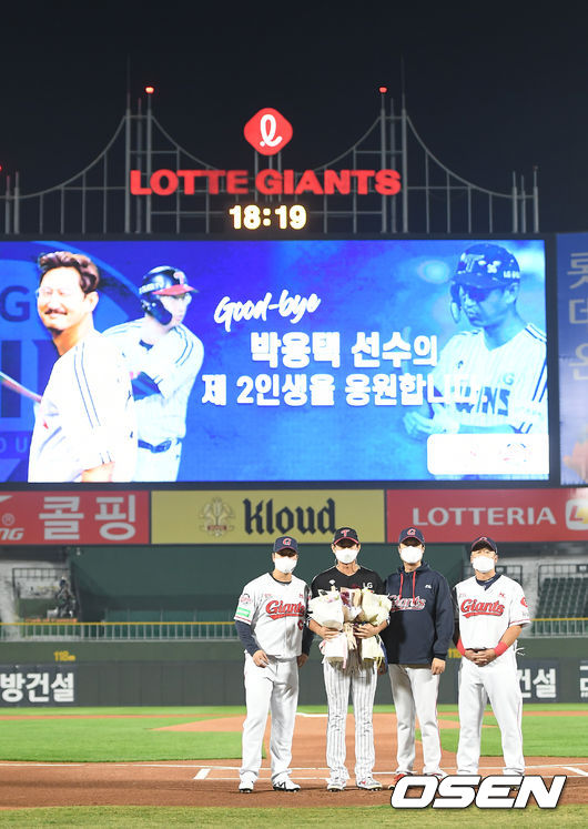 13일 오후 부산 사직야구장에서 ‘2020 신한은행 SOL KBO리그’ 롯데 자이언츠와 LG 트윈스의 경기가 열렸다.경기 시작에 앞서 LG 박용택과 롯데 허문회 감독, 민병헌, 이병규가 은퇴식 기념촬영을 하고 있다./ksl0919@osen.co.kr