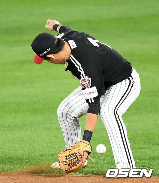 13일 오후 부산 사직야구장에서 ‘2020 신한은행 SOL KBO리그’ 롯데 자이언츠와 LG 트윈스의 경기가 열렸다.1회말 무사 롯데 오윤석의 땅볼 떄 LG 2루수 정주현이 포구실책을 범하고 있다./ksl0919@osen.co.kr