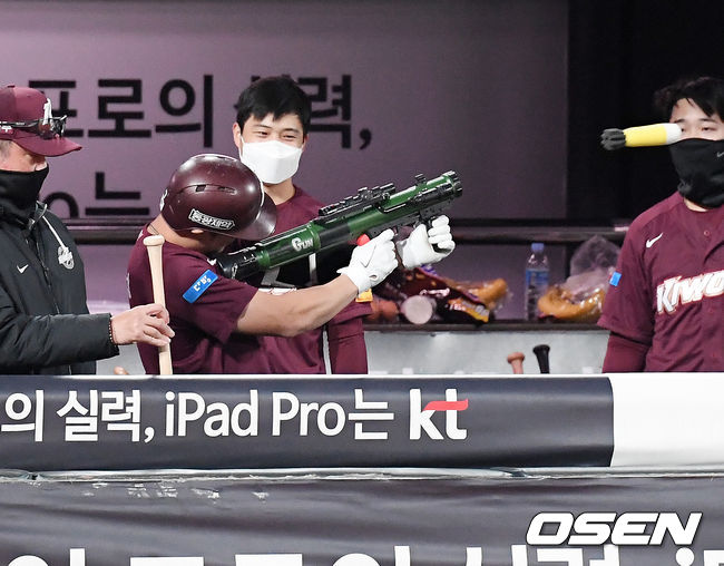 6회초 키움 김하성이 좌월 솔로 홈런을 날린 후 덕아웃에서 장난감 총을 발사하고 있다./rumi@osen.co.kr