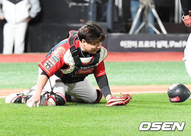 2회초 키움 선두타자 박동원의 플라이 타구를 KT 허도환이 놓치고 있다./rumi@osen.co.kr